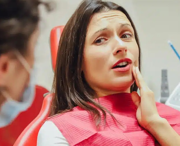 decent lady having dental emergency pain in ventura